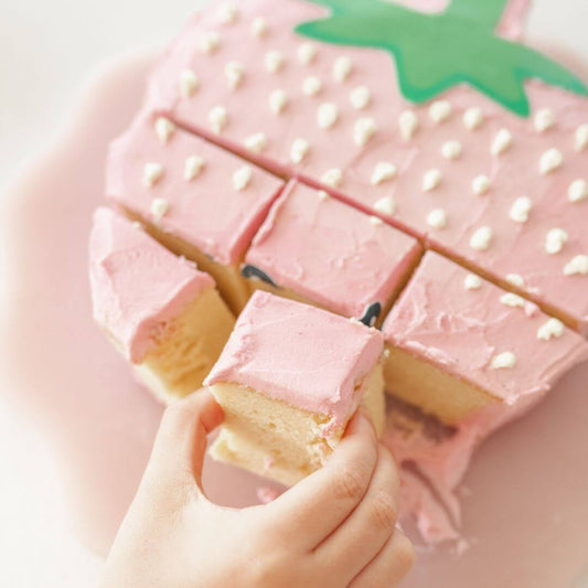 Strawberry Kisses Cake Kit