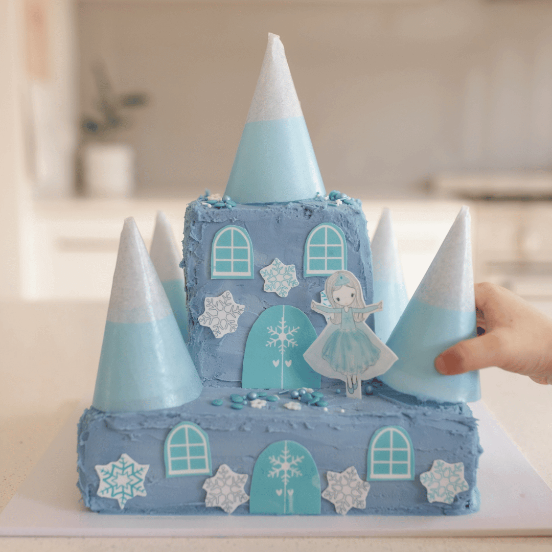 Frozen Castle cake - Decorated Cake by YumZee_Cuppycakes - CakesDecor